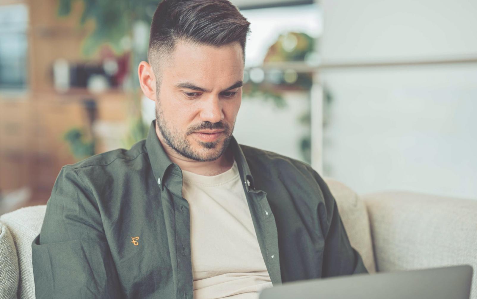 Teilnehmer bei einer Gruppendiskussion über Anlagestrategien